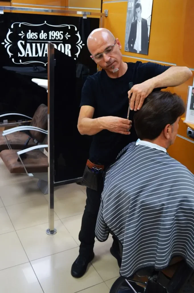 Josep Lluis Salvador cortando cabello hombre en Peluquería Salvador Montmeló Barcelona